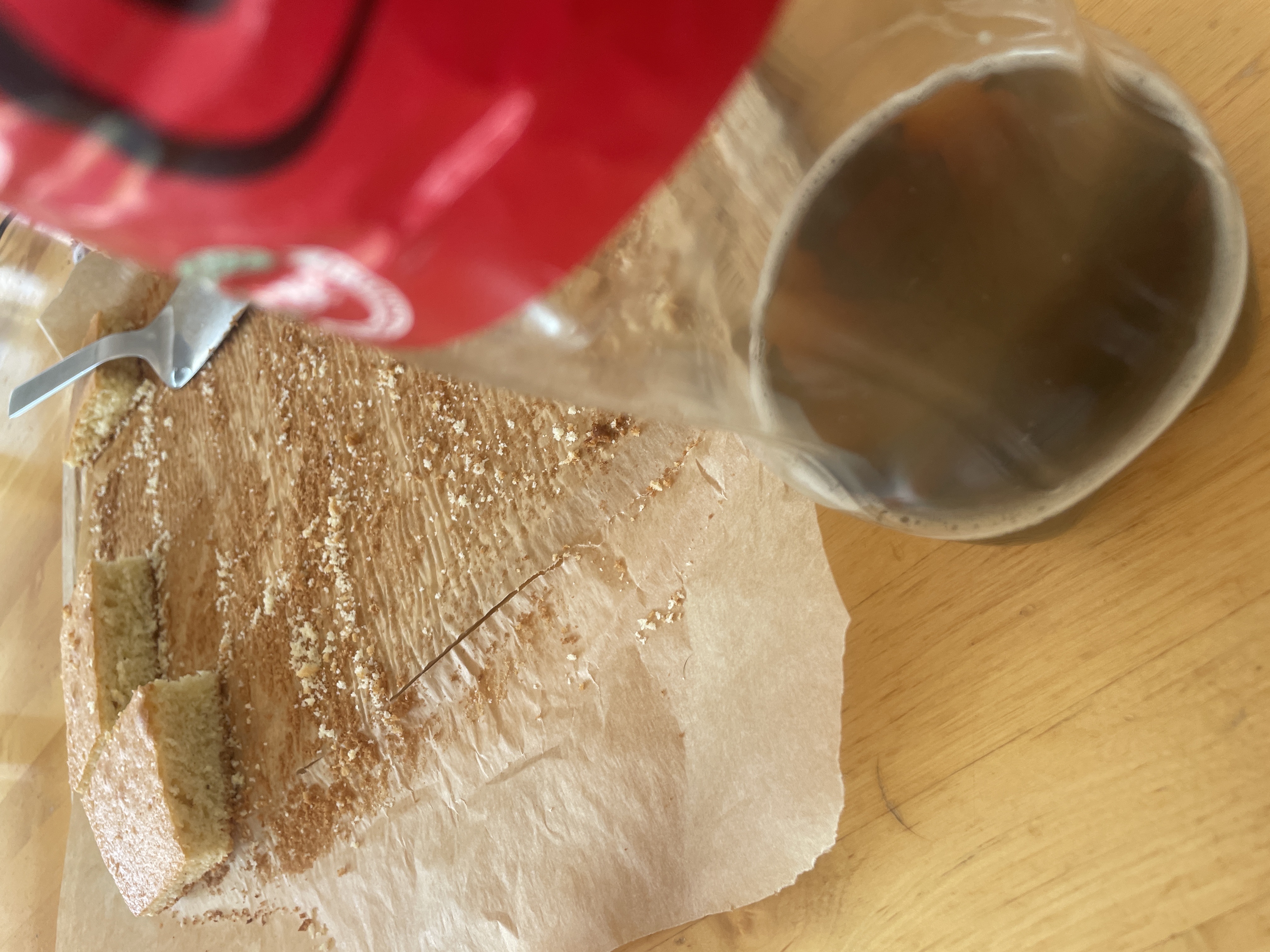 Kola cero halb leer mit Kuchen 